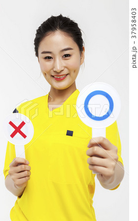 若い女性 サッカー 審判 37958403