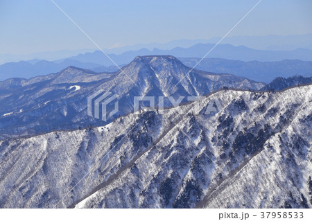 冬の天神尾根から吾妻耶山方面を見る 冬の天神尾根から吾妻耶山方面を見る 37958533