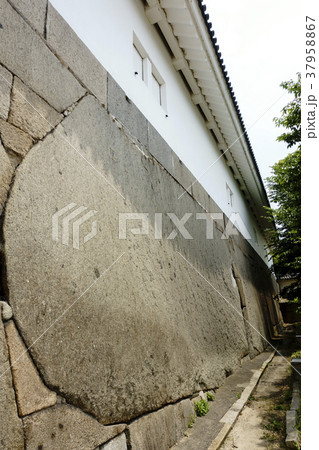 大阪城内第1位の巨石,表面積は36畳敷,重量108トン 37958867