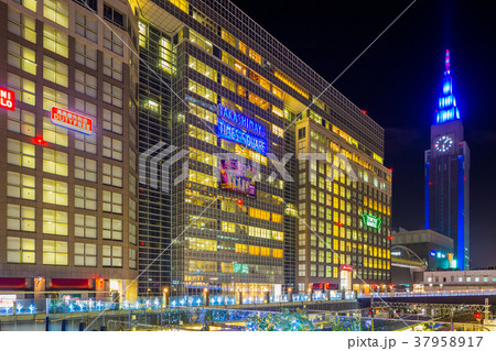 東京 新宿駅 新南口 駅前の夜景の写真素材