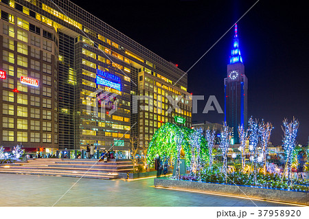 東京　新宿駅　新南口　駅前の夜景 37958920