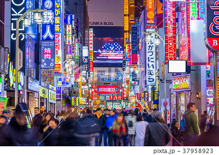 東京　新宿　歌舞伎町の夜景（歌舞伎町一番街） 37958923