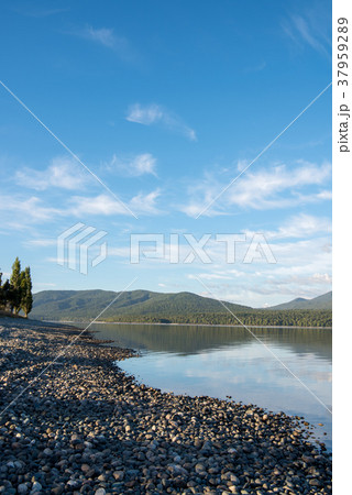 反射するテ・アナウ湖 37959289