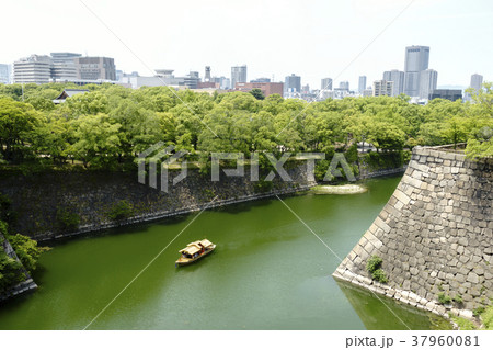 大阪城公園の石垣と緑豊かな内濠を遊覧する御座船屋形船 37960081