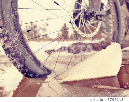 Front wheel of mtb blocked in pool,extreme cycling 37961184