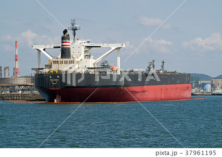 水島港で荷役をするタンカー 37961195