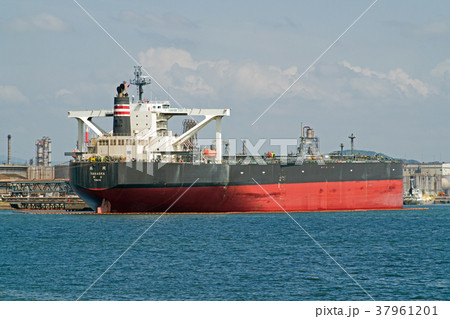 水島港で荷役をするタンカー 37961201
