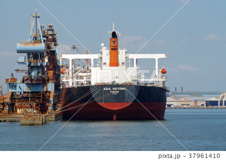 水島港で荷役をするタンカー 37961410
