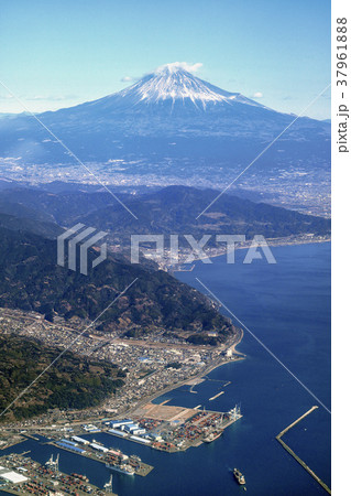 静岡の興津付近上空から富士山方向を空撮 37961888