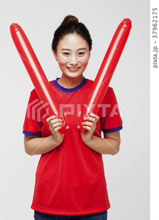応援 若い女性 風船 37962175