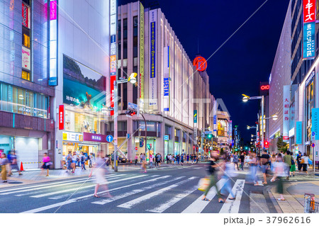 東京 新宿通りの夜景 新宿三丁目西交差点 の写真素材