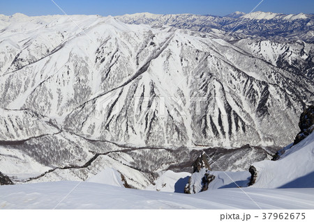 冬の谷川岳頂上(オキノ耳)から白毛門、朝日岳方面を見る 37962675