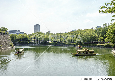 大阪城公園内堀に架かる極楽橋を通過する御座船屋形船と天守閣 37962896