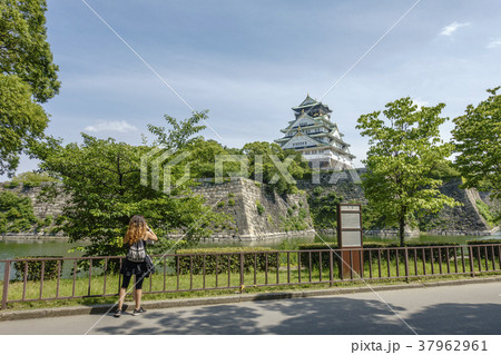 大阪城公園内堀から見る天守閣と観光客 37962961
