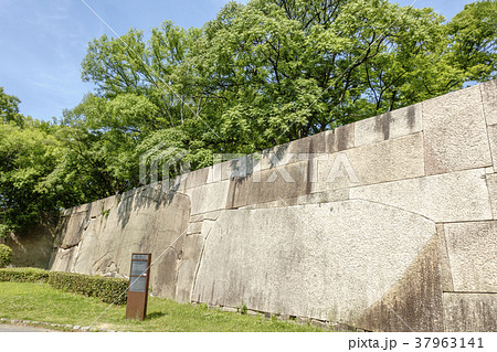 大阪城公園京橋口枡形の巨石肥後石 大阪城公園京橋口枡形の巨石肥後石 37963141