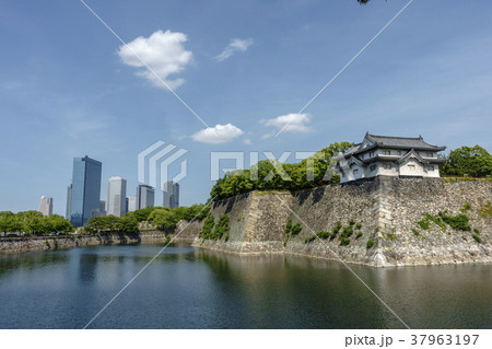 大阪城公園西外堀と乾櫓が映える青空 37963197