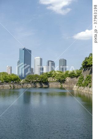 大阪城公園西外堀と乾櫓が映える青空 大阪城公園西外堀と乾櫓が映える青空 37963198