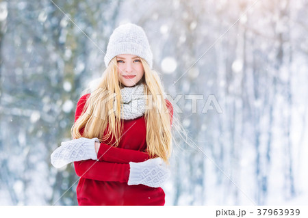 Winter young teen girl portrait. Beauty Joyful 37963939