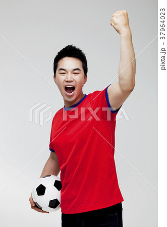 若い男 若い男性 サッカー 37964023