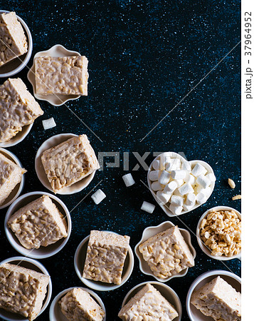 Homemade bars of Marshmallow and crispy rice 37964952