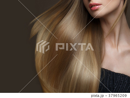 Beautiful blond girl with a perfectly smooth hair 37965209