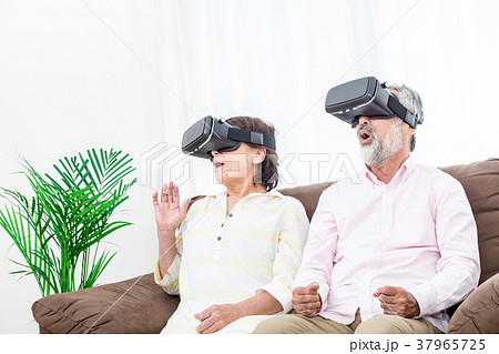 VRを楽しむシニア 仮想現実 バーチャルリアリティー VRを楽しむシニア 仮想現実 バーチャルリアリティー 37965725