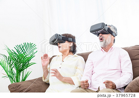 VRを楽しむシニア　仮想現実　バーチャルリアリティー　 37965728
