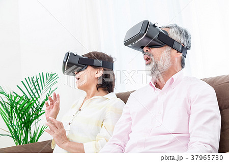 VRを楽しむシニア 仮想現実 バーチャルリアリティー VRを楽しむシニア 仮想現実 バーチャルリアリティー 37965730