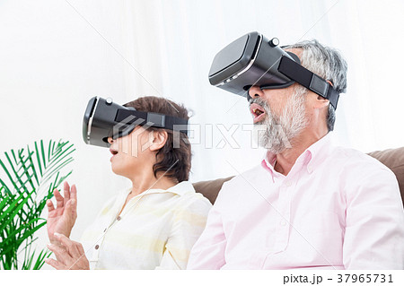VRを楽しむシニア 仮想現実 バーチャルリアリティー VRを楽しむシニア 仮想現実 バーチャルリアリティー 37965731