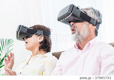 VRを楽しむシニア 仮想現実 バーチャルリアリティー VRを楽しむシニア 仮想現実 バーチャルリアリティー 37965733
