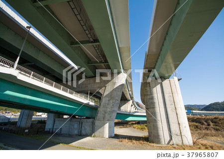 高速道路の橋梁 37965807