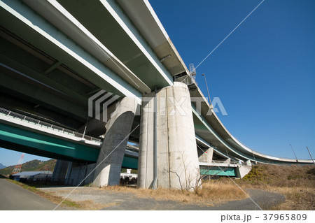 高速道路の橋梁 37965809