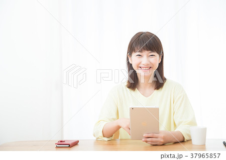 女性ポートレート　明るいイメージ　木材建築 37965857