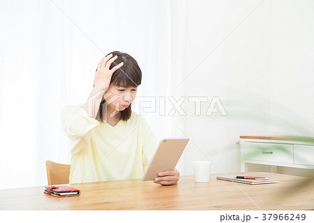 タブレット端末を使う女性　困っている　絶望する　木材建築 37966249