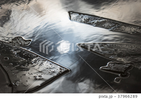 水たまりが凍った氷（結氷）が割れた 37966289