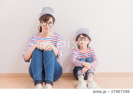 お母さんと女の子 お母さんと女の子 37967386
