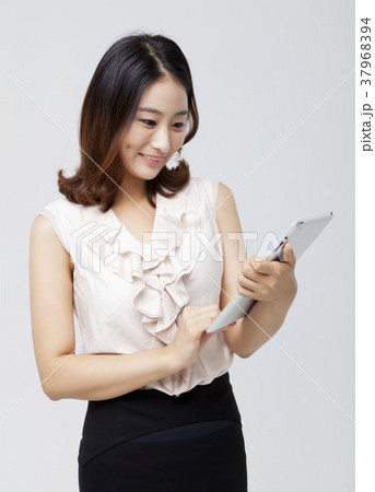 ビジネスウーマン 若い女性 笑顔 37968394