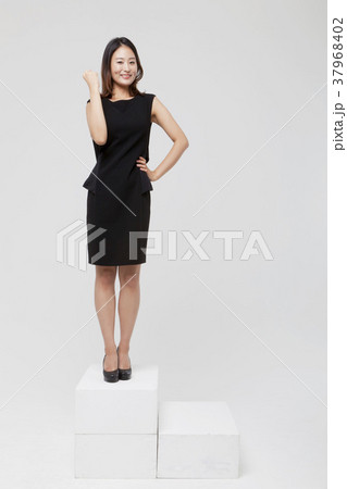 ビジネスウーマン 若い女性 20代 37968402
