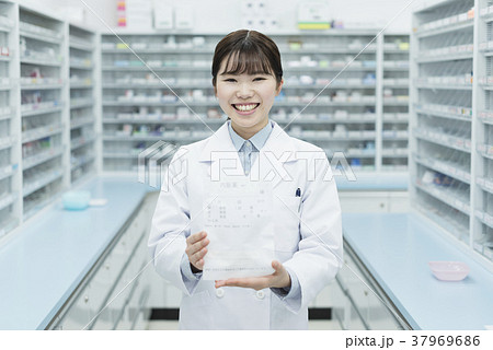 薬局　若い女性　薬剤師 37969686