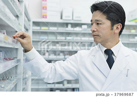 薬局 ミドル男性 薬剤師の写真素材