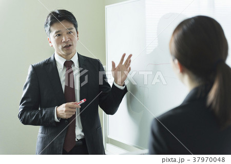 ビジネスシーン プレゼン 研修の写真素材