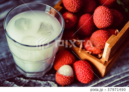 Closeup of fresh lychee juice with fruits 37971490