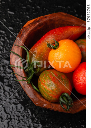 Organic tomatoes and pepper in a bowl 37972768