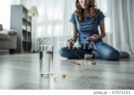 Young woman committing suicide by drugs 37973201