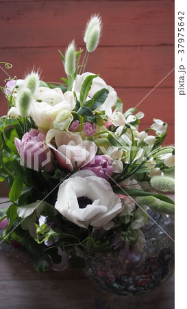 アネモネとクリスマスローズ、チューリップのブーケ アネモネとクリスマスローズ、チューリップのブーケ 37975642