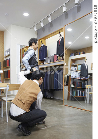 ビジネスマン ショッピング 買い物 37975919