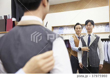 東洋人 後姿 デザイナー 37975960