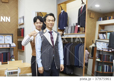 ビジネスマン 洋服店 店員 37975961