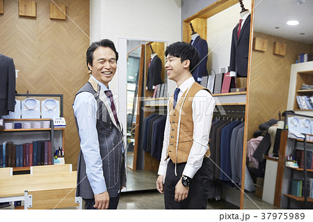 笑い 中年 青年 37975989