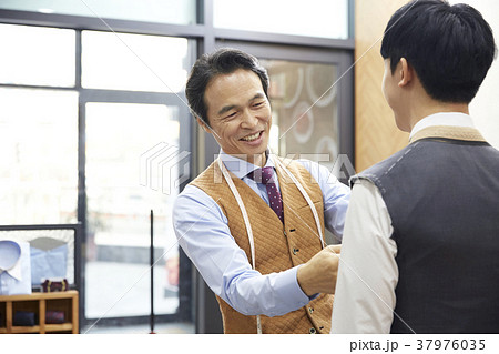 感情 東洋人 後姿 37976035